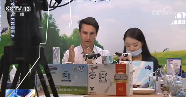 外國友人當導購 進博會上為家鄉代言 外國友人當導購 進博會上為家鄉代言