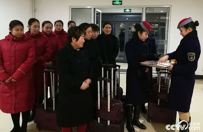 為了讓乘客能夠儘早安全返鄉,春運期間,鐵路部門增加了運力。“舍小家,顧大家”,當天高鐵運輸結束後,李沙沙還要根據第二天的行車計劃,安排乘務組人員在列車停靠城市住宿。