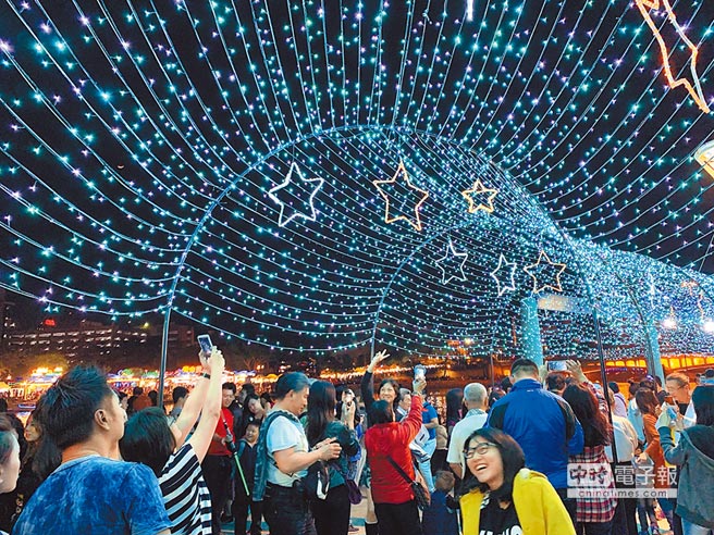 人進來了!高雄春節觀光人潮140萬 燈會遊客成長43% 人進來了!高雄春節觀光人潮140萬 燈會遊客成長43%