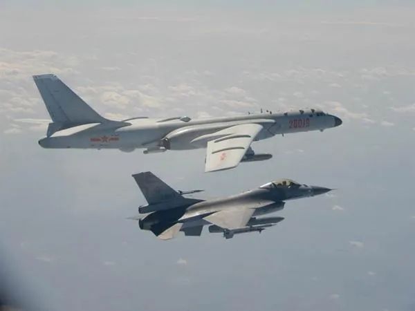 解放軍戰機再次飛近“海峽中線” “兩個罕見”引發島內關注 解放軍戰機再次飛近“海峽中線” “兩個罕見”引發島內關注