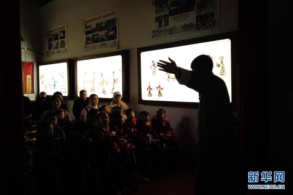 光影逐夢——“精靈”們的皮影人生 光影逐夢——“精靈”們的皮影人生