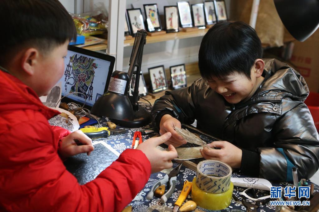 光影逐夢——“精靈”們的皮影人生 光影逐夢——“精靈”們的皮影人生