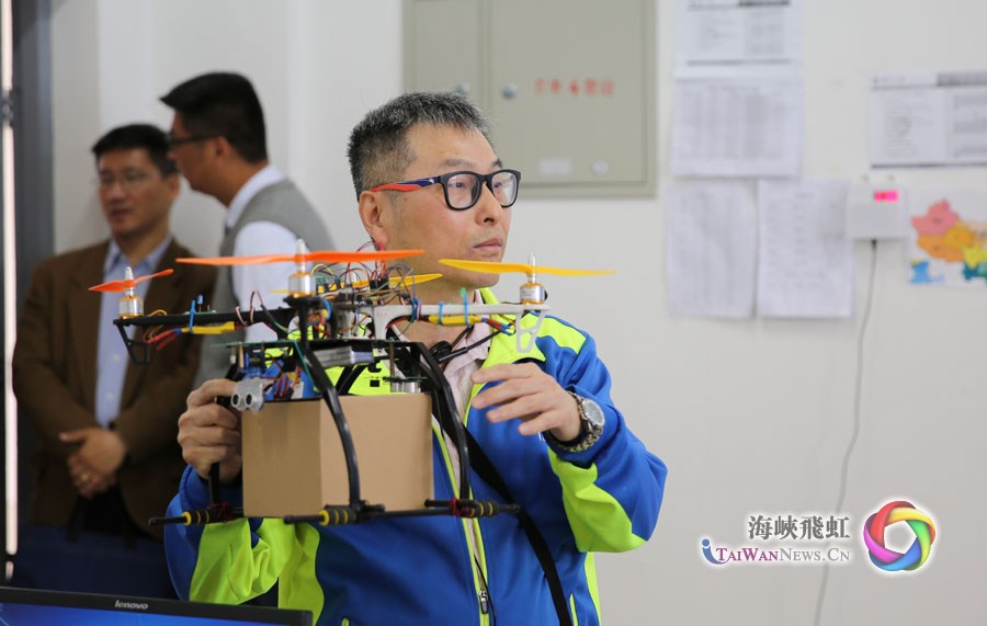 正在授課的台灣教師李海鵡