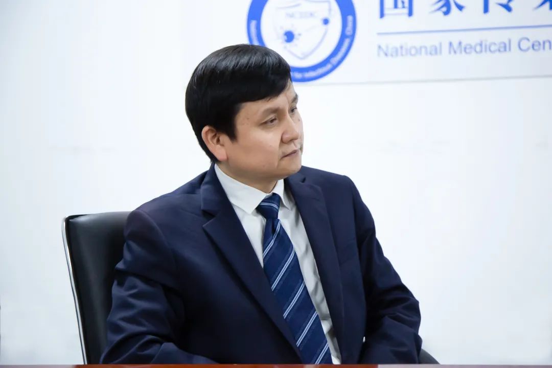 專訪張文宏:打疫苗去,否則真要吃虧 專訪張文宏:打疫苗去,否則真要吃虧