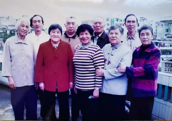 耄耋老人撫黨旗 一生向黨心不悔