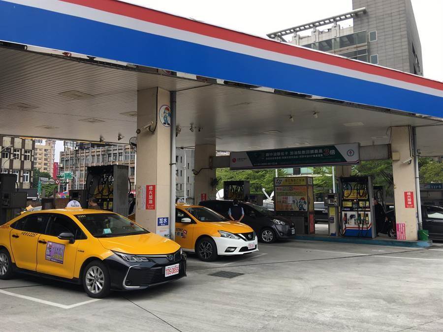 民進黨當局紓困引民眾不滿 臺媒體人批其:自大驕傲起來了 民進黨當局紓困引民眾不滿 臺媒體人批其:自大驕傲起來了