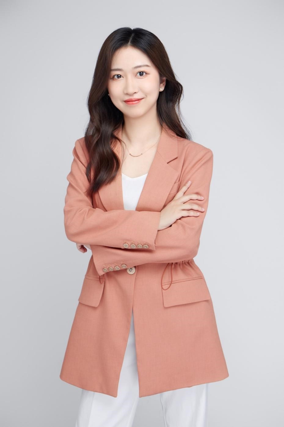 全程好老師 名師再出征 12月30日，由國際在線主辦的“2021國際在線教育盛典暨教育創新發展論壇”在京舉行。本屆教育盛典將以“教育，看見更大的世界”為主題，邀請相關部門領導，行業知名專家、學者、企業領袖及媒體人士，共同分享探討新時代中國教育事業的發展模式，集中展示優秀機構、集體和個人的先進教學理念及方法，為行業提供權威的國際化交流平臺。    在頒獎盛典上，憑藉高標準的師資、教研水準，用心負責的服務態度，來自高頓教育的史丹薇、牛嘉、李晶、嚴周中、李東升五位老師榮獲“2021明星教師”稱號。      據悉，在財經教育行業，高頓一直以教研實力強而著名，在師資力量、授課服務、教學資料研發等方面擁有行業領跑優勢，受到國內外權威學術機構的認可。尤為顯著的是在國際註冊會計師（ACCA）領域，高頓擁有5家“白金級”資質（高頓網校、上海總部、南京分校、廣州分校、蘇州分校）和2家“黃金級”資質（武漢分校、杭州分校）的教育合作夥伴。 高頓教育始終以學員需求為先，對教研體系與教師準入嚴格把控、不斷精進，最終形成了教學品質與學員需求的互相促進，並在財經證書、考研、公考等專業領域積累了一流的教師團隊。   高頓教育 ACCA官方資深教學顧問，SBL學科負責人 史丹薇    來自高頓教育 ACCA官方資深教學顧問，SBL學科負責人史丹薇老師，碩士畢業于英國曼徹斯特大學，會計與金融專業，並且是ACCA會員，兩年內高分通過ACCA，F1-F9均分全球top 10, P3 TOP 1。現任ACCA China Tutor Guru(ACCA官方資深教學顧問）。多年來，一直致力於PM,TX 和SBL 科目的教學和研發工作。獨創的“少女法則”更是幫助學生用簡便的方法掌握複雜的知識，是深受學生喜愛的全國明星講師，人稱“少女”老師，是ACCA培訓界的王牌講師。已帶出四位PM大陸第一學員，兩位TX大陸第一學員，一位TX全球第一，一位TX新加坡第一。   高頓教育CFA/FRM研究院副院長 牛嘉 另一位獲獎人牛嘉老師，英國埃克賽特大學金融學碩士，浙江大學學士，CFA與CPA持證人，任職于高頓教育CFA/FRM研究院副院長，品牌管理委員會委員長兼金牌特級講師，上海財經大學MBA/EMBA中心高級外聘專家講師。曾就職于大型私募股權投資機構，負責消費/工業領域的項目投融資與並購重組業務，涉及醫療、餐飲、傳媒、文化體育等多個行業板塊。   高頓教育CPA研究院特級講師 李晶 在高頓教育學員中口碑極佳的李晶老師，畢業于上海財經大學會計學院，管理學（會計學）博士，CPA、ACCA、CPAA（澳洲CPA）持證人。曾在上海985高校任教，同時擔任高校MBA講師、中外合作項目雙語講師，有多年教學經驗。現為高頓教育CPA研究院特級講師，主講“CPA-財務成本管理”課程，也兼任四大會計師事務所財務內訓指定講師。編著CPA系列叢書，全面負責CPA相關課程的面授、網課、直播課程的開發和講授，在學生中具有極好的授課口碑，廣受學生歡迎。   高頓教育公務員考試研究院院長 嚴周中  高頓教育上岸鴨公考研究院院長嚴周中老師，職業教育培訓講師。曾獲“優秀學生”、“優秀畢業生”等榮譽稱號，“骨幹師資培養對象”，對公考理論、行測課程研發獨具見解，多次主持命題研發並屢次命中考點和原材料。2006年開始，開始參加各種演講活動，並進修戲劇專業，之後的五年裏，嚴老師導演或者出演數十部劇目，上百場演出，通過這些演出，提升在講臺上的展現力。2008年，嚴老師進入培訓行業，2010年初，進入公考培訓行業，成為全國最早一批進入公培行業的老師。同年10月，走進各高校開展講座。到2014年，在全國大部分211高校完成授課，2015年開始，用“公考行測地圖”授課模式幫助無數考生成功上岸。2018年，成為C&G國際培訓師，授課內容逐漸多元化。2020年，編寫《2020年國家公務員考試考試用書》。2020年，加入高頓教育，擔任高頓教育上岸鴨公考研究院院長。和高頓公考人一起開創高頓公考事業。在十多年的培訓經驗中，嚴老師授課時長遠超一萬小時，培訓講師上千名，培訓學員數十萬人次。足跡遍佈全國所有省份，上百個地級市，上百所高校。      高頓考研西北教研院院長 李東升 以“全程好老師，嚴控出高分”為目標的高頓考研，也得到了社會和學員的認可，評選出高頓考研西北教研院院長李東升這位“明星教師”，英語專業碩士研究生，精通英語語言測試學，專注考研英語方向研究超過15年，教授學員超過10萬人。授課思路清晰，條理性極強，對考試命題規則把握精準，獨到的解題方法和技巧，能夠令考生融會貫通，舉一反三，快速提高成績。尤其所提出的宏觀“閱讀146”法則，幫助考生成功破解應試閱讀密碼。著有《考研英語歷年真題揭秘》《考研英語閱讀一本通》等7本系列叢書。 高頓教育對於很多人來説，不僅僅是一家教育機構，更多的是建立終身學習習慣的“朋友”。如今，高頓教育已在全國近60座城市，開設了超150家分支機構，並在英國、澳大利亞等國家和地區設立了分校，擁有近萬名全職員工，並與國內外近300所高校建立了合作關係，成功服務了包括GE、華為、京東、可口可樂等在內的15萬家國內外知名企業，業務覆蓋工業製造、房地産、醫藥、通訊等多個行業領域，累積註冊用戶超800萬人次，幫助100多萬名學員解決了職業規劃問題，實現了個人夢想。近幾年更是順應時代的需求，拓展了知識付費、Python空間、心理諮詢師、智慧建造師、造價師（一級）、建造師（一/二級）、大學英語（四/六級）等眾多好課。高頓教育明星教師團隊屢獲認可_fororder_圖片2