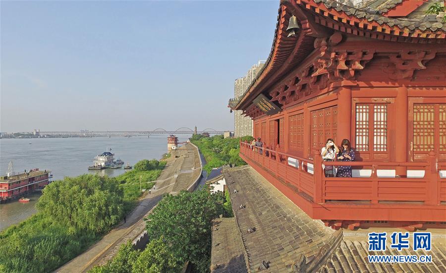 在藍天白雲下——污染防治攻堅戰持續推進 在藍天白雲下——污染防治攻堅戰持續推進