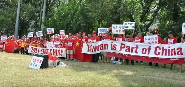 圖片默認標題 圖片默認標題_fororder_在蔡英文“竄訪”過程中,愛國華僑組成紅色海洋,“反台獨”聲浪震耳欲聾
