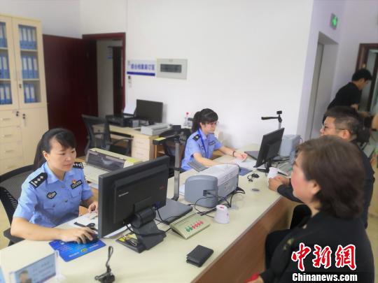 居住證申領第一日 在廈臺胞表示“更有融入感” 居住證申領第一日 在廈臺胞表示“更有融入感”