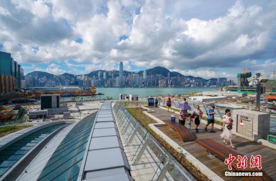 香港中秋賞月有了新地標 市民慕名到西九龍站參觀 香港中秋賞月有了新地標 市民慕名到西九龍站參觀