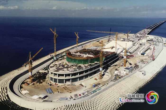 圖片默認標題 圖片默認標題_fororder_港珠澳大橋海上人工島建設現場(港珠澳大橋管理局供圖)