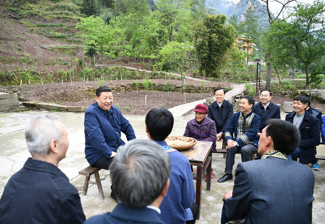 En la tarde del 15 de abril de 2019, Xi Jinping se reunió con representantes de la aldea de Huaxi del condado autónomo de Shizhu de la étnia Tujia y habló sobre el trabajo del alivio de la pobreza.