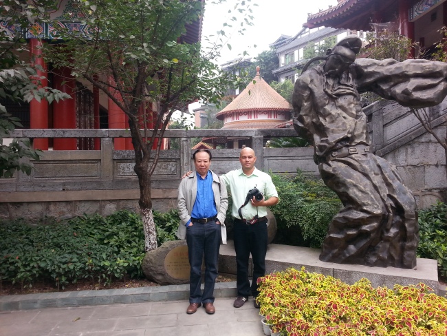 Profesor Zhao Zhenjiang con Yasef