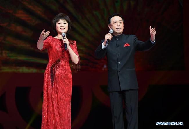 Des danseurs présentent un spectacle lors d'un gala de printemps organisé à Hong Kong (sud de la Chine), le 4 février 2018. (Photo : Wang Shen)