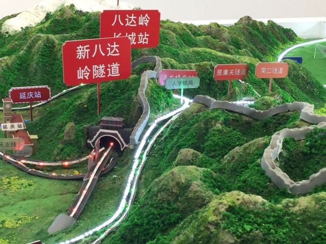 En maquette, le futur tunnel amené à passer sous la Grande Muraille à Badaling