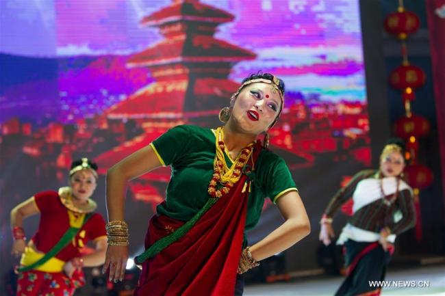 Des artistes originaires de la province du Yunnan (sud-ouest de la Chine) se produisent lors du gala Fête du printemps 2018 pour fêter le Nouvel An lunaire chinois à Kathmandu, au Népal, le 9 février. Le Nouvel An lunaire chinois, ou Fête du printemps, tombe cette année le 16 février. (Photo : Pratap Thapa)