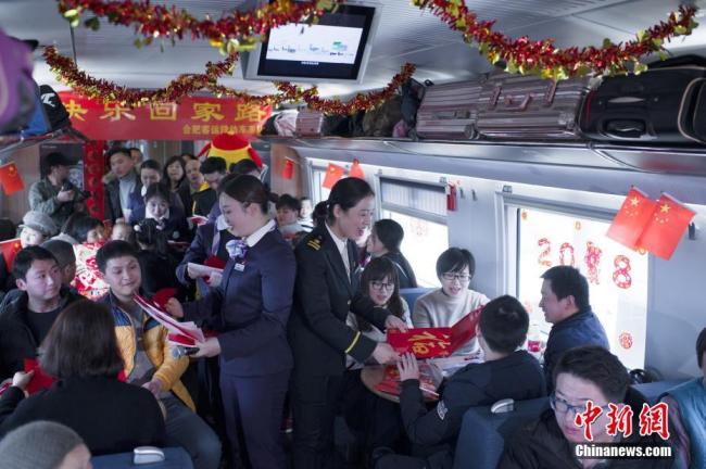 Le 8 février, les hôtesses du TGV G262, reliant Hefei et Beijing, ont fêté avec les passagers le petit Nouvel An chinois en présentant un gala spécial. Sur la photo, deux hôtesses décorent le wagon avec un autocollant de papier découpé sur une fenêtre.