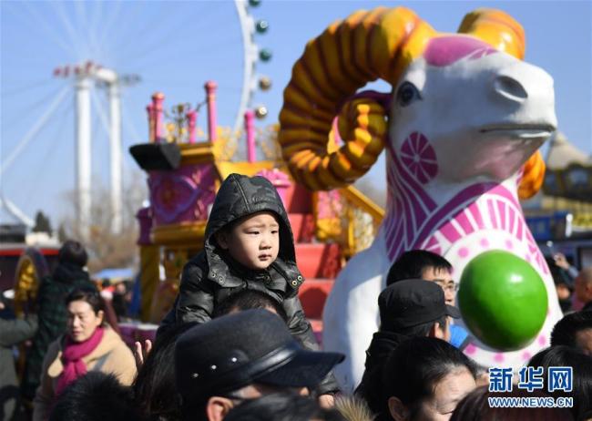 Le 21 février, une foire a été organisée au parc d'attractions de Shijingshan, à Beijing, avec comme point d’orgue la présentation de cultures exotiques. Des chars ont ainsi défilé et des repas légers européens ont grandement attiré l'attention des touristes.