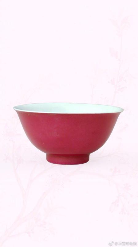Un bol à glaçure rouge de la période Yongzheng de la dynastie Qing.