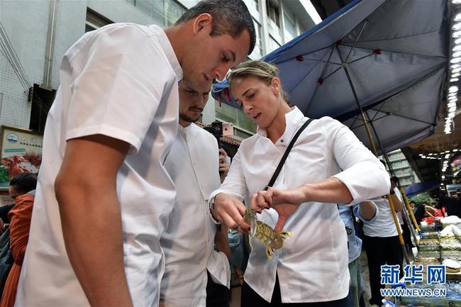 Le 9 mai, 86 chefs étoilés Michelin et candidats au concours mondial de la cuisine du Bocuse d’Or se sont rendus à Guangzhou pour découvrir la gastronomie cantonaise. Ils ont également fait des courses aux marchés aux légumes et aux produits aquatiques pour créer des plats sur place.