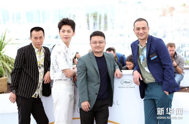Le 15 mai à Cannes, l’équipe du film chinois « Un grand voyage vers la nuit » pose pour des photos. De gauche à droite: Liu Yongzhong, Li Hongqi, Bi Gan et Huang Jue.