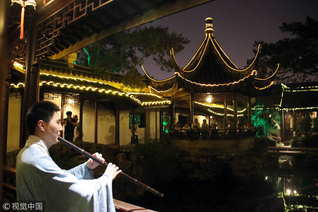 Suzhou : la visite de nuit du jardin Wangshi appréciée par les touristes internationaux