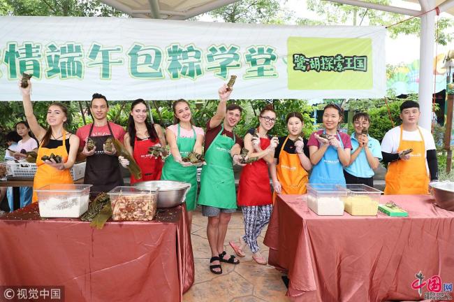 Guangdong : des étrangers préparent des zongzi pour la fête des Bateaux-Dragons