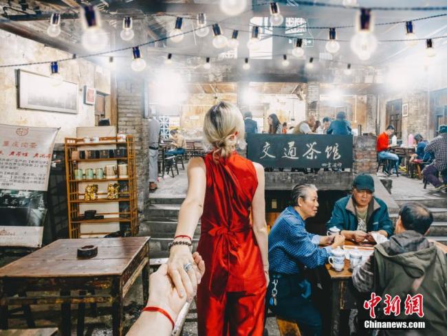 Le couple « Follow Me To » à Chongqing
