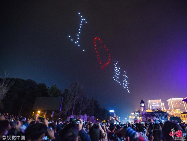 Quelque 150 drones ont présenté hier soir un spectacle de lumière près de la rue commerciale de Xijie, à Chongqing. Les drones ont réalisé des formes représentatives de la ville telles que la fondue chinoise et le pont Qiansimen enjambant la rivière Jialing.