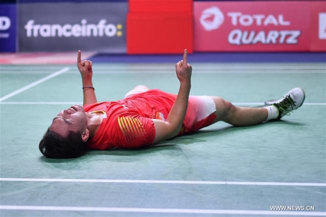 Le Chinois Zhou Handong célèbre sa victoire en finale du double messieurs aux Yonex Internationaux de France de badminton, à Paris, en France, le 28 octobre 2018. Han Chengkai et Zhou Haodong ont remporté le titre 2-1. (Photo : Chen Yichen)