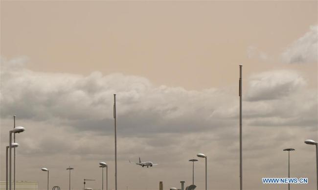  Un avion s'envole à l'Aéroport de Sydney, en Australie, le 13 février 2019. De la poussière enveloppe Sydney et l'indice de la qualité de l'air à New South Wales a atteint le niveau "dangereux" mercredi. (Photo : Bai Xuefei)