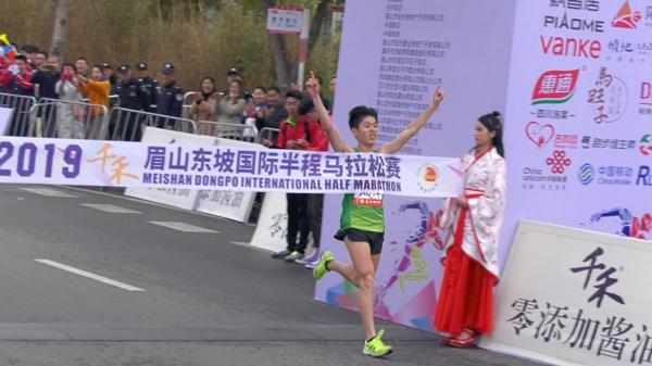 Le joueur chinois Lin Xin est arrivé en tête à la ligne d'arrivée du semi-marathon(Photographie : Liu Langtao)
