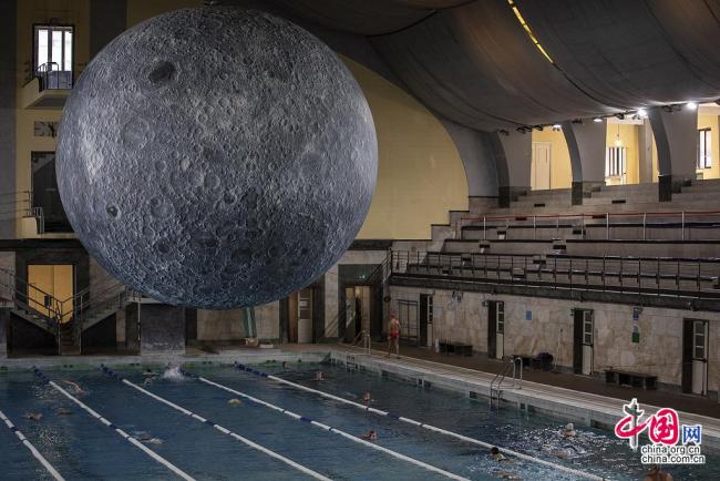 Milan : venez nager sous la lune créée par l’artiste Luke Jerram