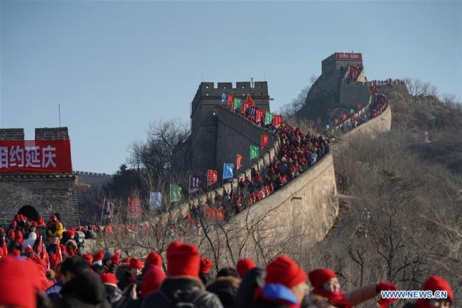 Des gens visitent la Grande Muraille pour célébrer le Nouvel An à Beijing, capitale de la Chine, le 1er janvier 2020. (Xinhua/Ju Huanzong)