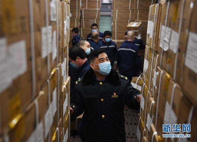 Photo prise le 4 mars à la gare de Beijing Ouest, montrant des agents embarquant des boîtes de vêtements de protection dans des wagons. Ce jour-là, 800 boîtes de 20 000 vêtements de protection ont été envoyées à partir de la gare de Beijing Ouest via le train Z285 à destination de Wuhan, la région la plus touchée par l’épidémie de nouveau coronavirus (COVID-19).