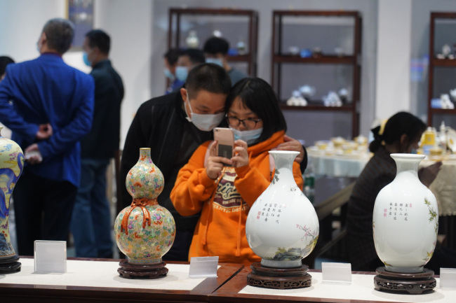 Επισκέπτες στους εκθεσιακούς χώρους κατά τη διάρκεια της Διεθνούς Έκθεσης Κεραμικής στο Τζινγκντετζέν, επαρχία Τζιανγκσί, 18 Οκτωβρίου 2020. [Φωτογραφία / Xinhua]
