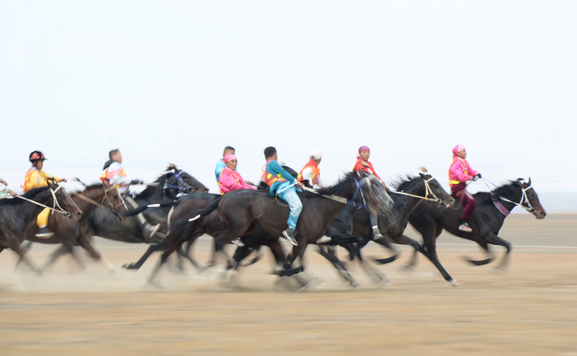 A kazak ifjúk a lóversenyen