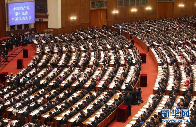 Делегаты XIX Всекитайского съезда КПК слушают доклад Си Цзиньпина