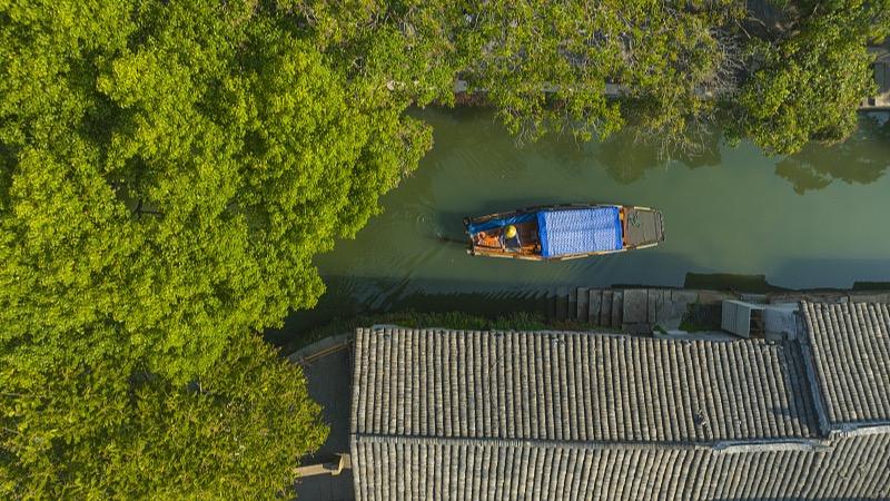 La beauté du vieux village fluvial de Zhouzhuang au début de l’hiver