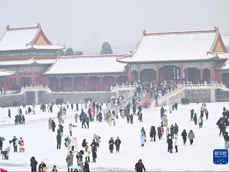 Pemandangan Istana Kuno Berunsurkan Salji Menyerlah