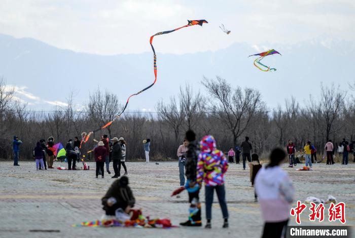 Cuaca Baik di Urumqi, Penduduk Bersantai di Luar Banar