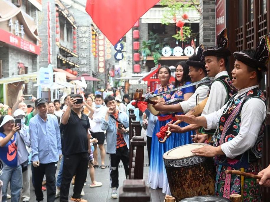 Pesta ‘Sanyuesan’ Disambut Meriah di Guangxi