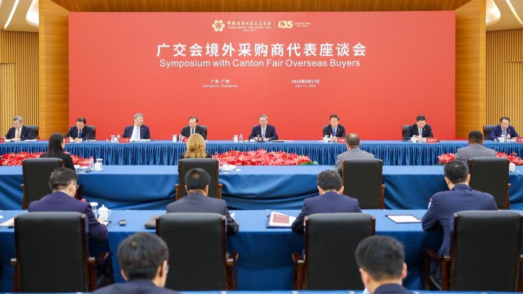 رئيس مجلس الدولة الصيني يعقد ندوة مع المشترين الأجانب في معرض كانتون