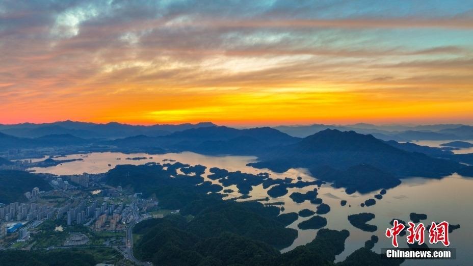 Tasik Qiandao Disimbahi Cahaya Jingga