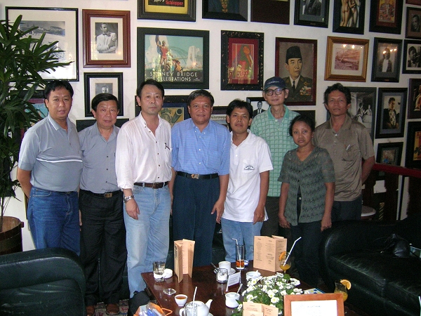 Direktur CRI Seksi Bahasa Indonesia,Jinfeng dan staf Xie Yinghua bertemu dengan pendengar Indonesia di Jakarta pada tahun 2006