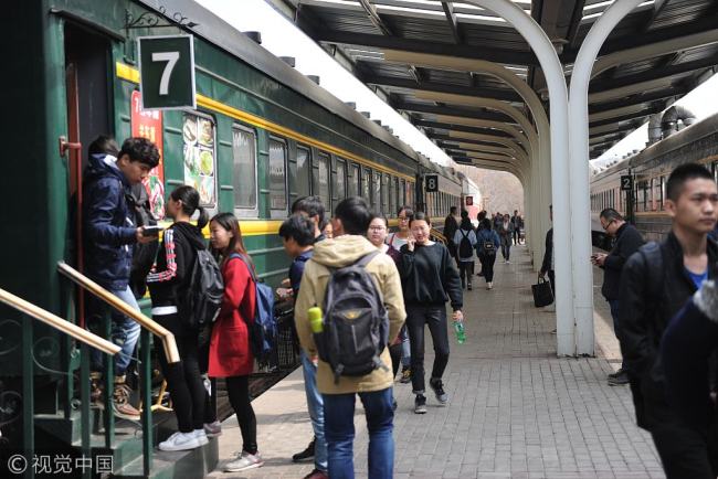 Students go to the train canteen at Shandong Jianzhu University in Jinan, capital of Shandong Province. [File photo: VCG]