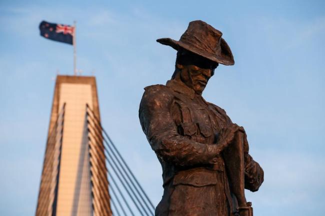 Fotografie pořízená 10. září 2019 ukazuje sochu australského vojáka poblíž mostu Anzac v australském Sydney. (Xinhua / Bai Xuefei)