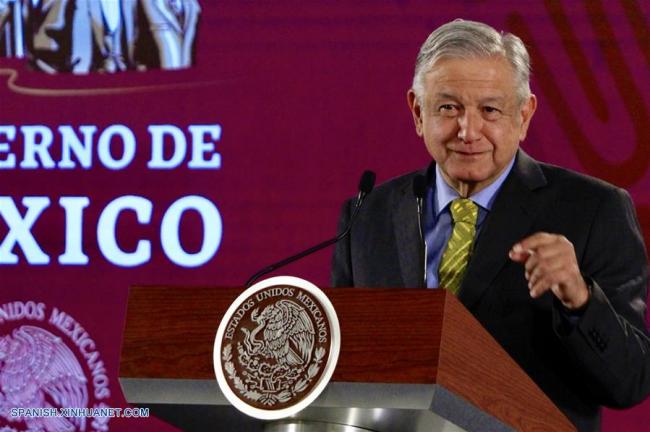 Presidente de México pedirá a bancos bajar comisiones a usuarios
