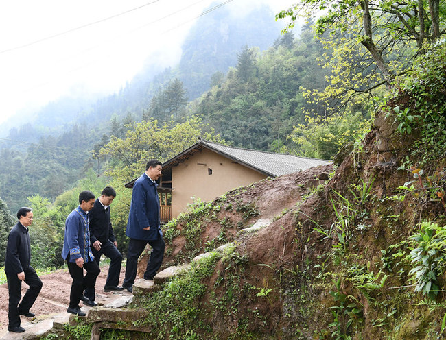 El 15 de abril de 2019, Xi Jinping investigó el trabajo en Chongqing. En la aldea de Huaxi del condado autónomo de Shizhu de la étnia Tujia, Xi Jinping caminó a las casas de los agricultores para conocer el progreso del alivio de la pobreza y resolver los problemas prácticos.